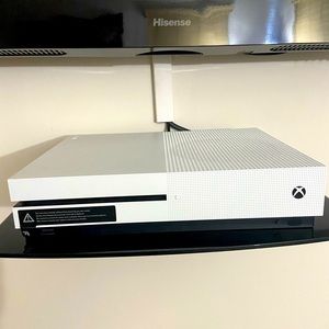 Xbox One 500GB White w/2 Controllers & 2 Games
